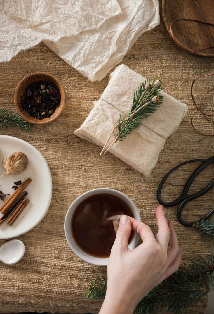 The color of the wrap depends on how long the tea and the paper are steeped.