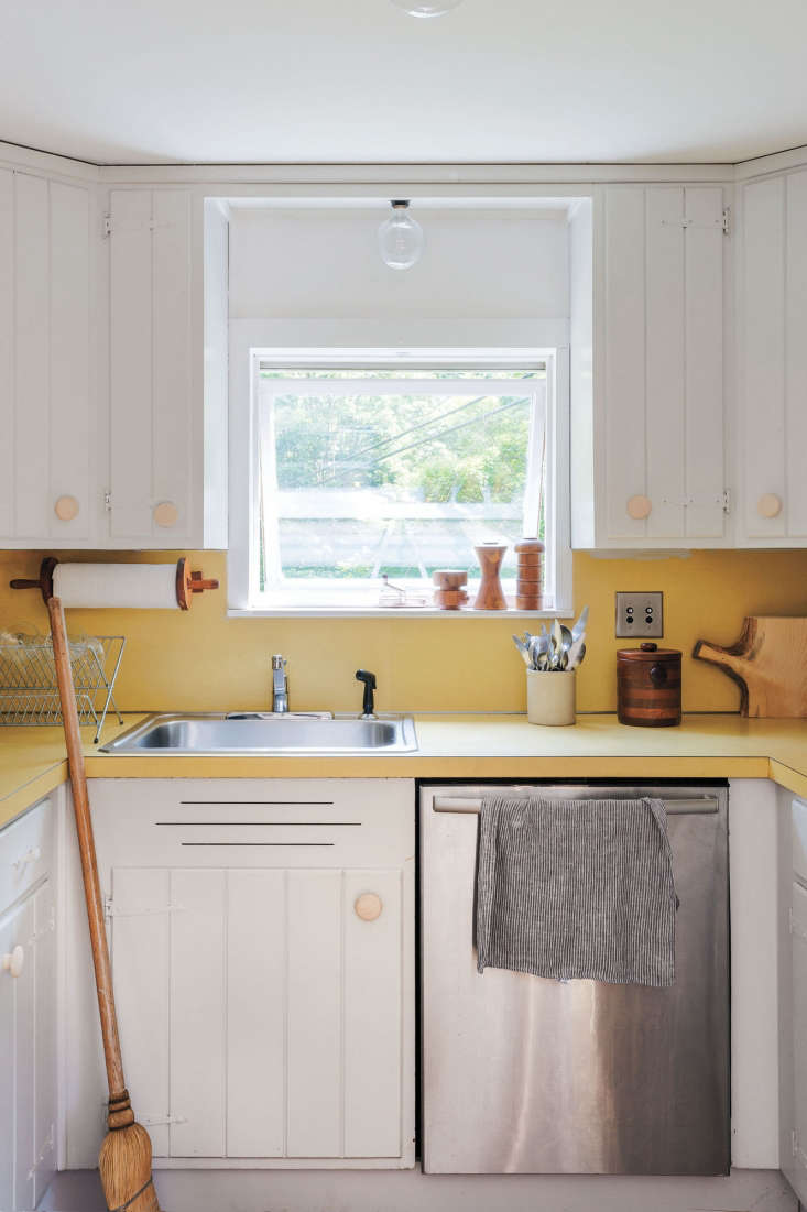 Painting kitchen cabinets, painted kitchen cabinets, paint kitchen cabinets. Workstead Gallatin kitchen, photo by Matthew Williams.