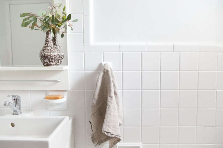 https://media.organized-home.com/wp-content/uploads/2016/06/athena-calderone-bathroom-remodelista-2-733x488.jpg