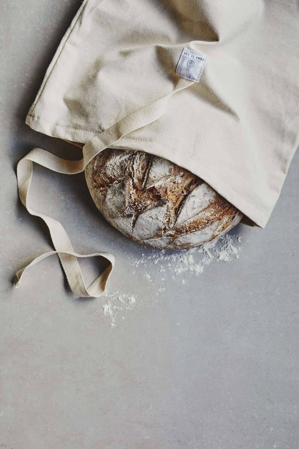 Dans Le Sac Bread Bag with Bread, Photo by Maude Chauvin