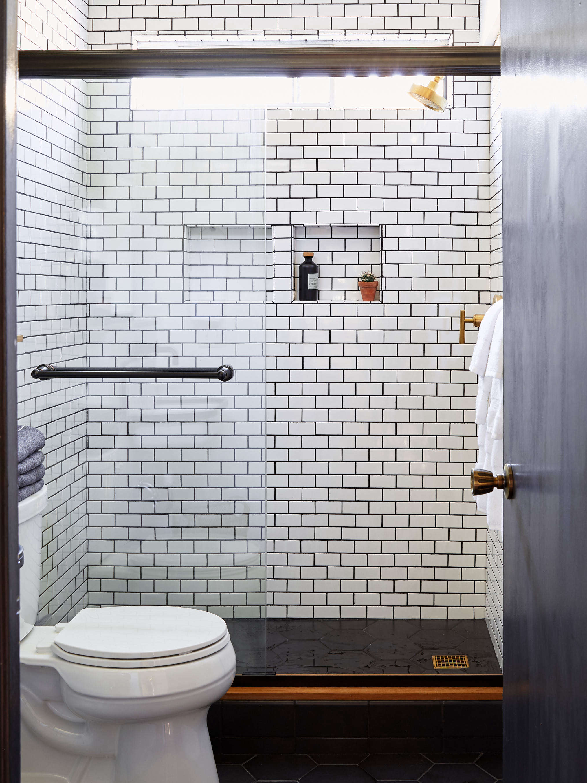 joshua tree casita subway tiled bath with dark grout, kate sears photo