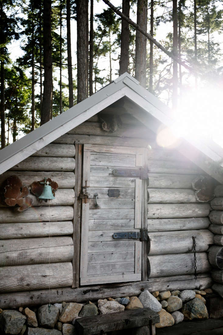 Log shed on San Juan Island. Belathee photo.