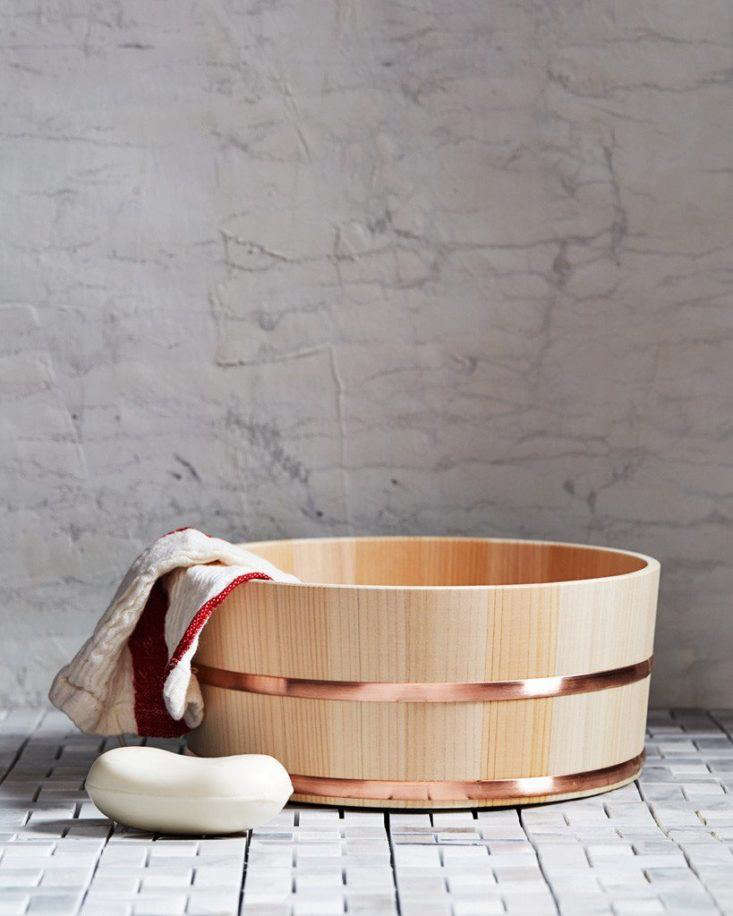 https://media.organized-home.com/wp-content/uploads/2018/02/Kiso-Lifestyle-Labo-Nalata-Nalata-hinoki-copper-bath-bucket-733x916.jpg