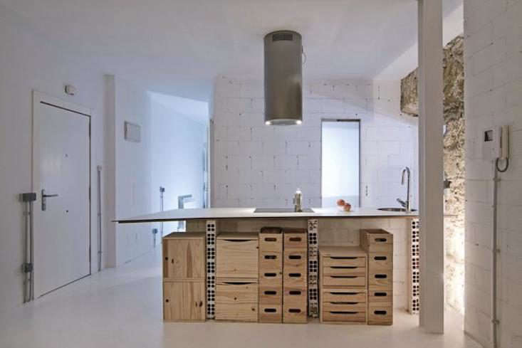 https://media.organized-home.com/wp-content/uploads/2018/03/alfredo-antuna-ovideo-spain-kitchen-crates-733x489.jpg