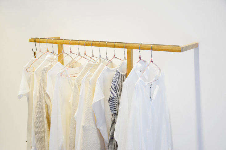 DIY cloth-wrapped wire clothes hangers at Pez Madrid.