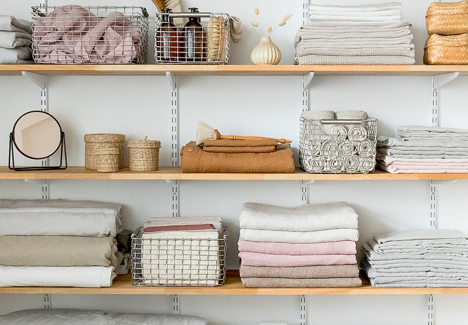 https://media.organized-home.com/wp-content/uploads/2021/08/korbo-rectangular-metal-baskets-linen-closetp-shelves-4-1536x1066.jpg