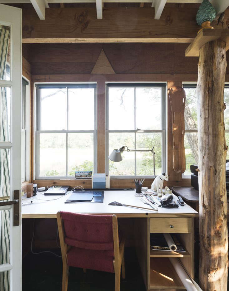 In Cape Cod, a tiny architect’s studio makes full use of its footprint, packing in two built-in desks and a loft bed reached by ladder. Designed by Rodolfo Machado and Jorge Silvetti of firm Machado Silvetti; See more in The Architects’ Studio on Cape Cod. Photograph by Matthew Williams.