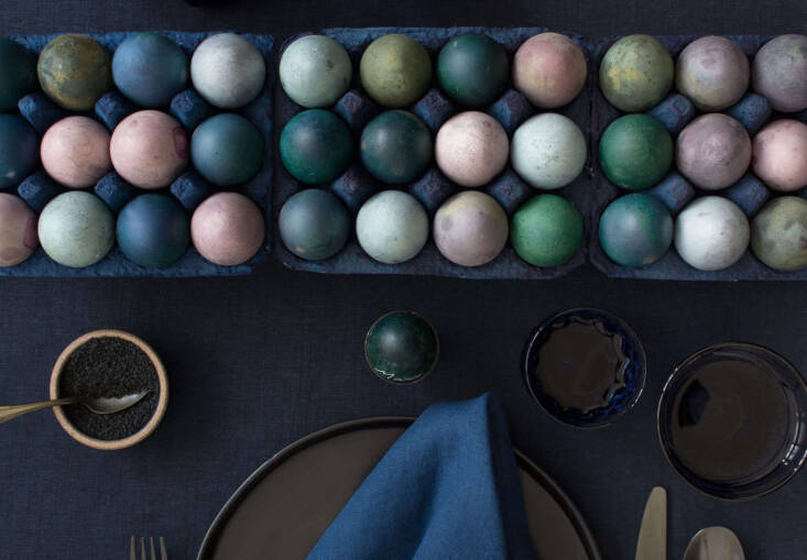 NYC event designer David Stark shows us how to make moody, jewel-toned easter eggs in lieu of the usual pastels. The kicker? He also uses all-natural dyes to create the effect. Photo by Corrie Hogg of David Stark Design for Remodelista.